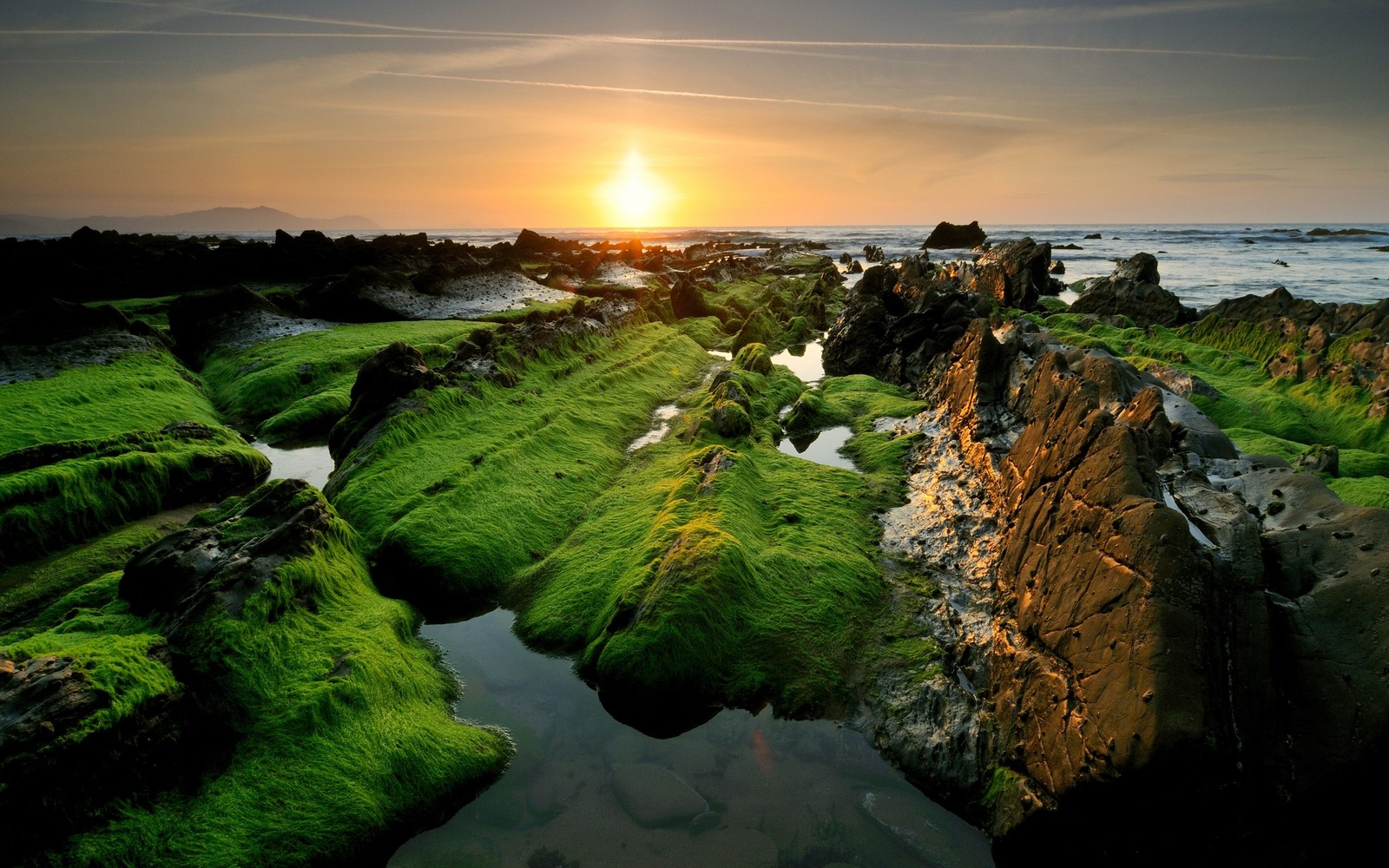 Lade grün, hügel, steine, sonnenuntergang Hintergrund herunter