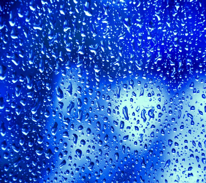 Близкий план дождевой окна с каплями воды (blue rain drops, water window abstract)