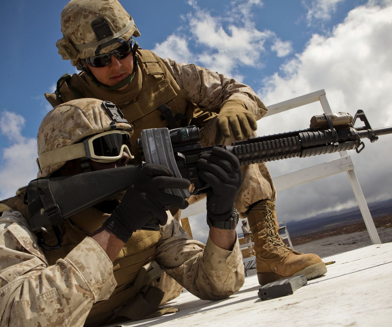 Arafed soldier crouching down with a machine gun in his hand (cg, fd)