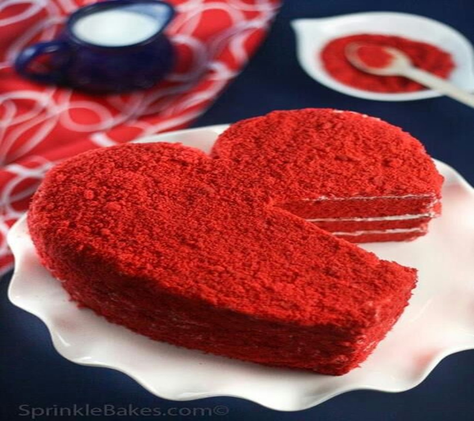 A close up of a heart shaped cake on a plate (amor, corazones, romantico, sprigamelvirus)