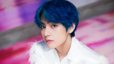 Kim Tae-hyung con cabello azul llamativo, mostrando una mirada cautivadora en un entorno vibrante.