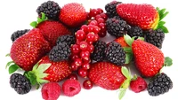 Frisches Sortiment aus Erdbeeren, Brombeeren und Himbeeren