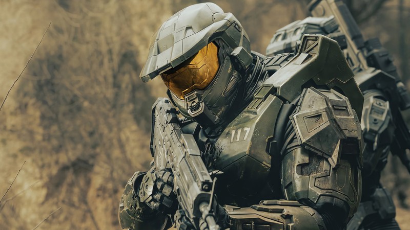 Близкий план мужчины в шлеме и броне с винтовкой (master chief, серия halo, halo series, сериал)