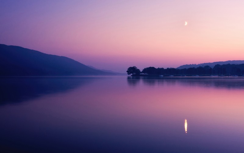 Фиолетовый и розовый закат над озером с луной на небе (coniston water, озеро, закат, вечер, сумерки)