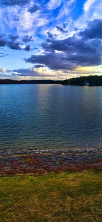 Aguas azules tranquilas bajo un cielo dramático