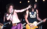 Performance ao vivo do Guns N' Roses: Um momento dinâmico com Axl Rose e Slash.