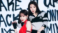 Dynamisches Duo: K-Pop-Mädchen, die Winter-Vibes umarmen