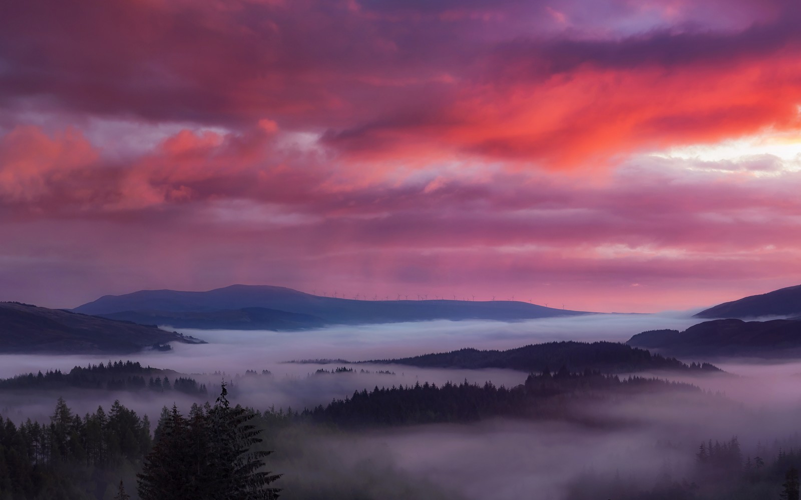 Vue d'une chaîne de montagnes avec un ciel rose et des nuages (montagne, paysage, nature, nuage, atmosphère)