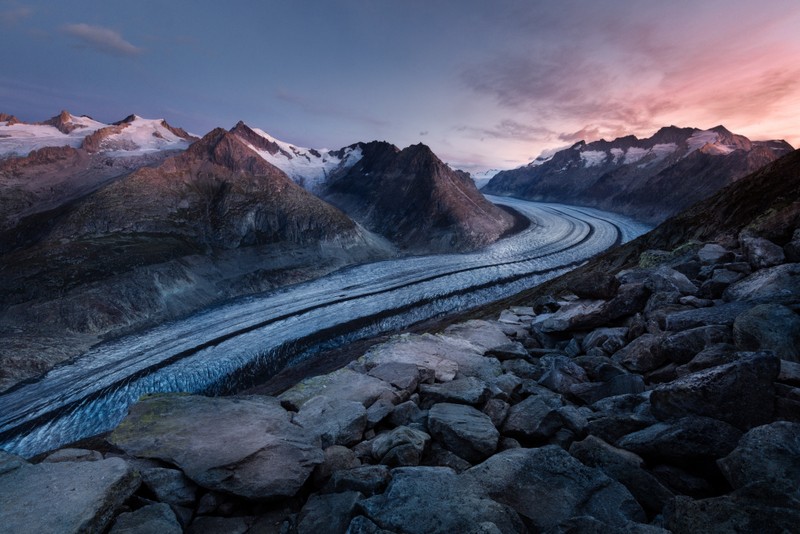 Вид на горный хребет с ледником и рекой. (bettmerhorn, горы, снег, зима, бернские альпы)