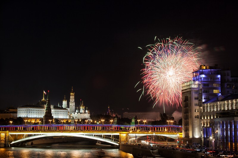 Фейерверки над рекой и мостом в городе (река москва, фейерверк, ночь, событие, город)