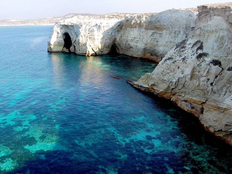 Лодка плывет по воде рядом со скалой (море, скала, прибрежные и океанические формы рельефа, вода, форма)