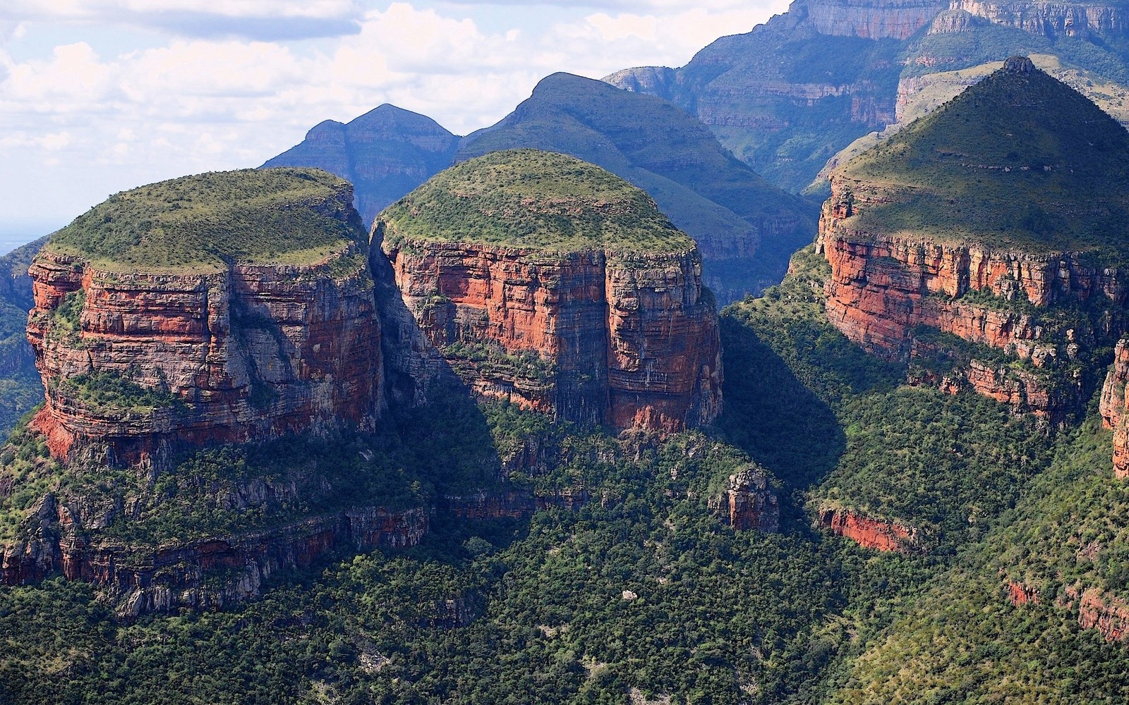 Um close em uma montanha com algumas falésias ao fundo (cânion, escarpa, montanha, parque nacional, aldeia montanhosa)