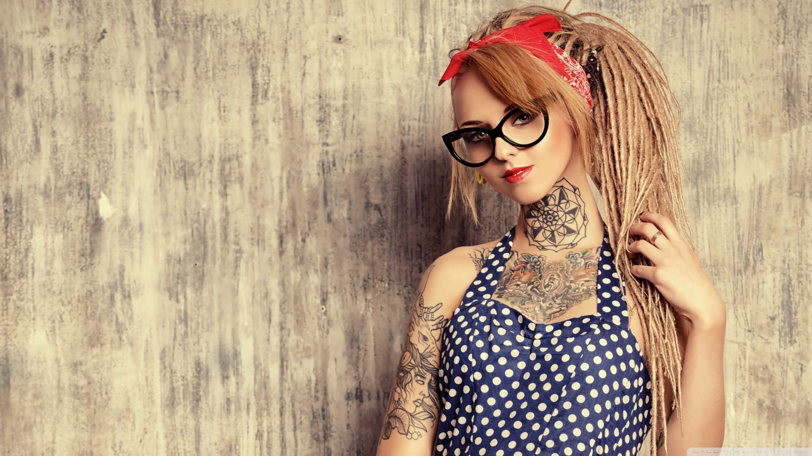 Une femme avec un tatouage et des lunettes posant pour une photo (tatouage, lunettes, cheveux, coiffure, beauté)