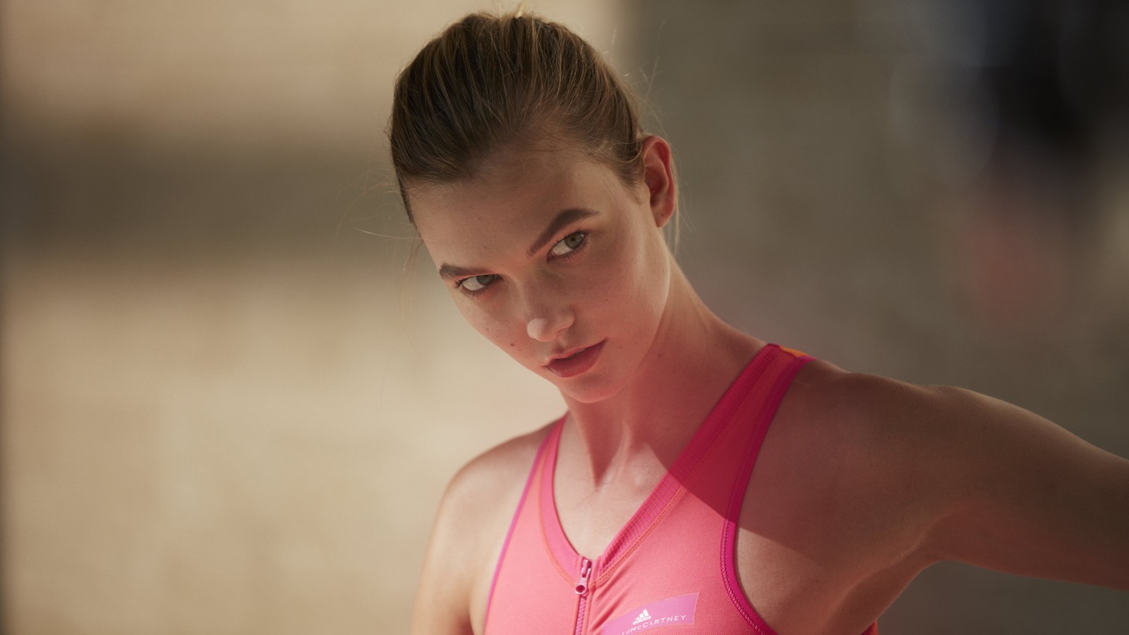 Il y a une femme en haut rose tenant une raquette de tennis. (karlie kloss, modèle, célébrité, femmes, filles)