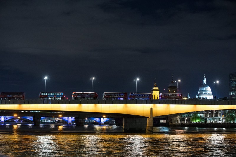 Воздушный мост над водой с часовой башней на заднем плане (ночь, лондонский мост, london bridge, мост, город)