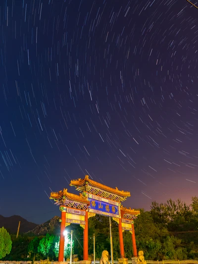 Noche estrellada sobre un arco chino tradicional