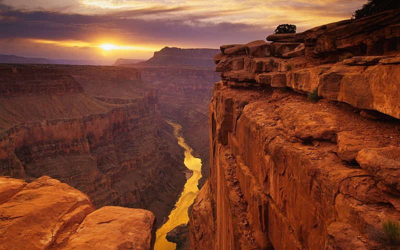 Вид на каньон с рекой, протекающей сквозь него (гранд каньон, grand canyon, деревня гран каньон, каньон, бедлендс)