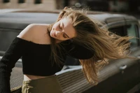 Retrato estiloso de um modelo loiro com cabelo longo em um ambiente vintage