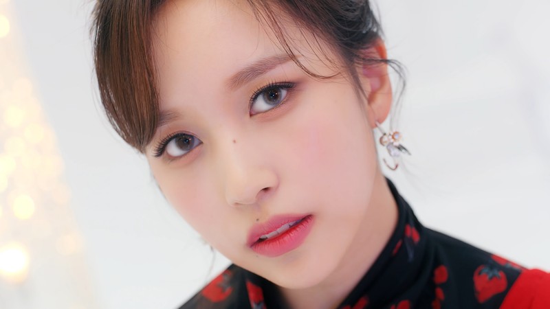 Крупный план женщины в красной рубашке и серьгах (мина, 미나, myoui mina, twice kpop, 트와이스)