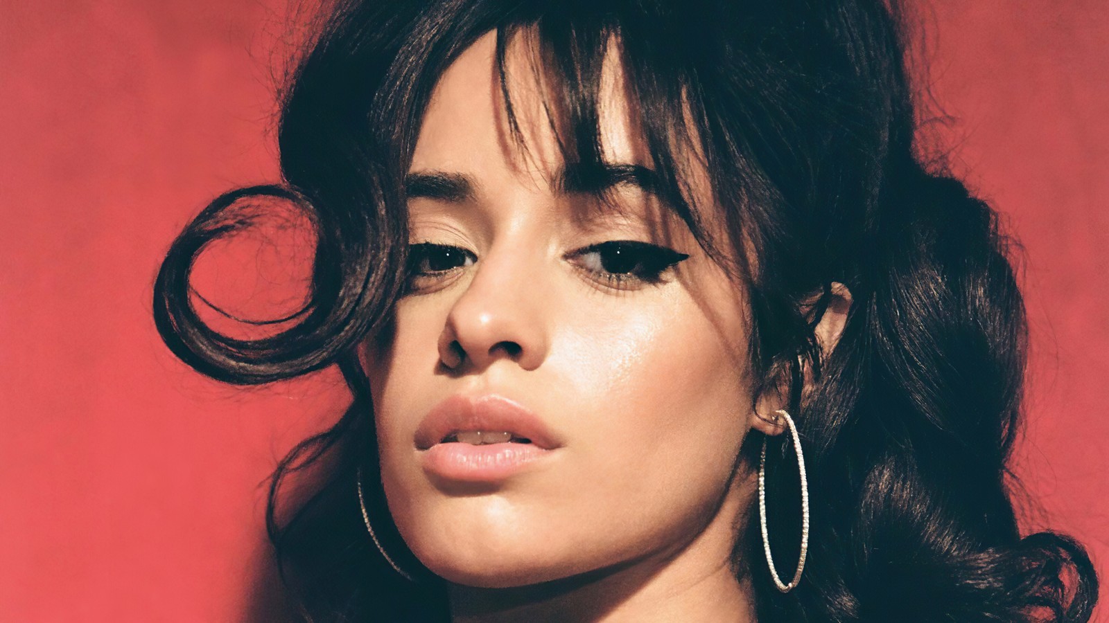 Un primer plano de una mujer con grandes aretes de aro (camila cabello, cantante, celebridad, celebridades, mujeres)