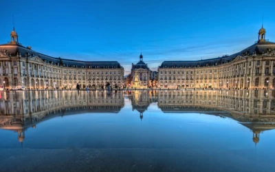 Reflektierender Pool am historischen Landmark Plaza unter dem Abendhimmel