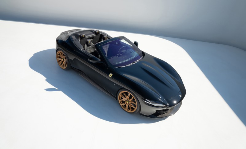 Крупный план игрушечного автомобиля на белой поверхности (ferrari roma spider, 8k, novitec, 2024, 5k)