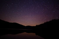 Reflexão da Noite Estrelada sobre um Lago Sereno