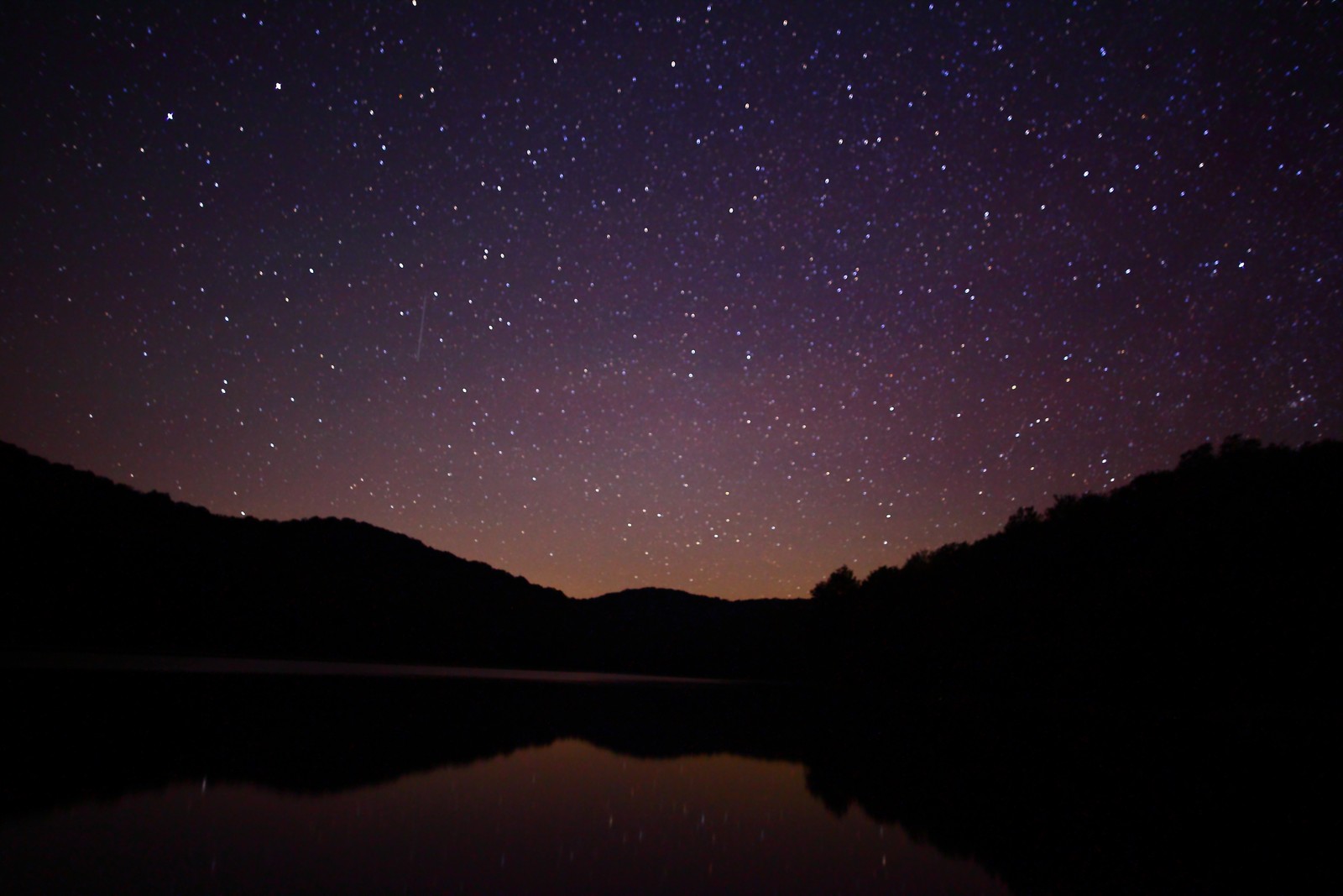 Uma vista de um lago com uma montanha ao fundo (natureza, noite, estrela, reflexo, lago)