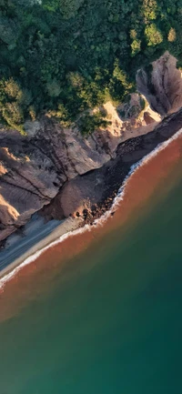 Vue aérienne époustouflante d'une côte escarpée rencontrant la mer azur