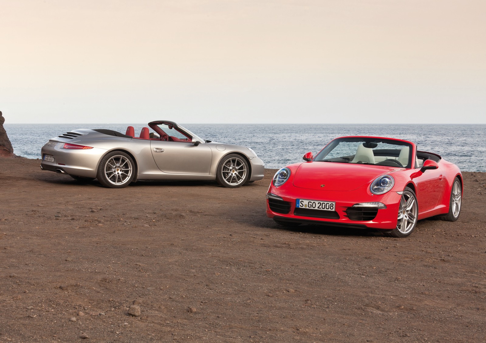 Dois porsches estacionados em uma praia perto do oceano (porsche 911 gt3, porsche, carro esportivo, carro, conversível)