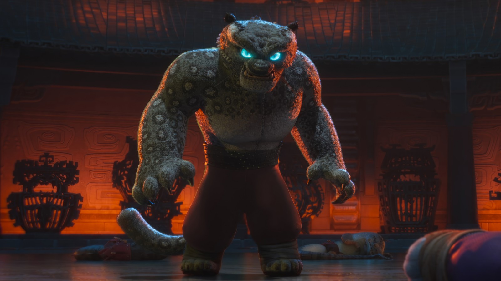 Un primer plano de una persona de pie en un escenario con un gato (kung fu panda 4, película, tai lung)