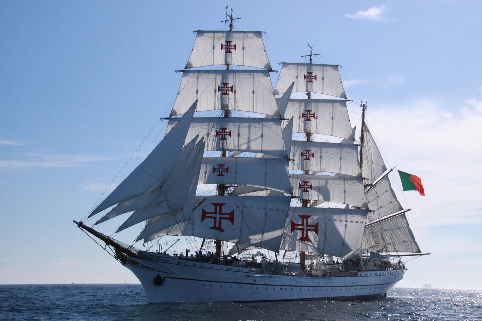 Un voilier avec des croix rouges sur les voiles dans l'océan (mer, navire, voilier, mât, grand navire)