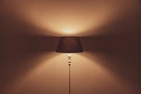 Lampe élégante avec éclairage ambiant dans des tons chauds