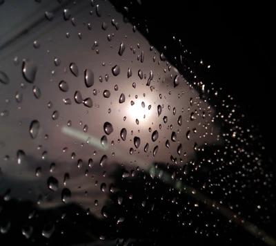 Gotas de chuva iluminadas pelo sol em uma janela no Sri Lanka