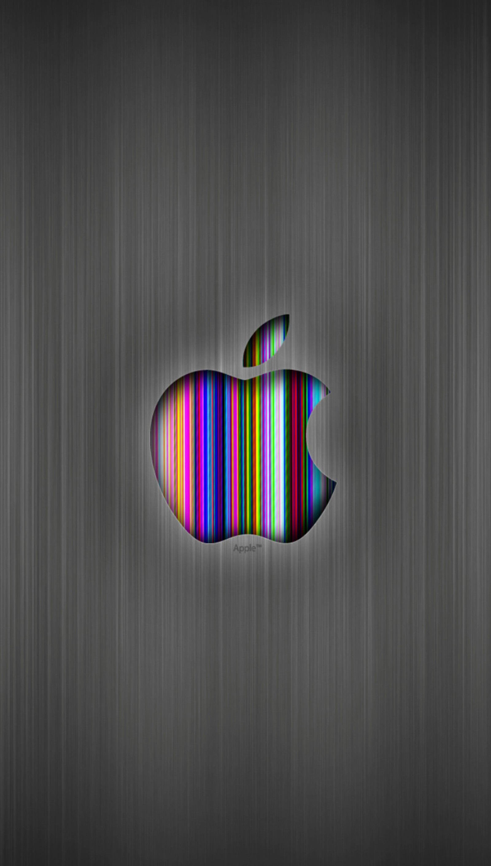 Un primer plano del colorido logo de apple en una superficie metálica (manzana, diseño, logotipo)