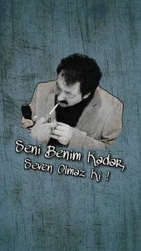 Um homem em um terno cinza segura um cigarro e um telefone celular, refletindo uma profunda conexão emocional, com a frase "Seni Benim Kadar, Seven Olmaz Ki!" artisticamente exibida.