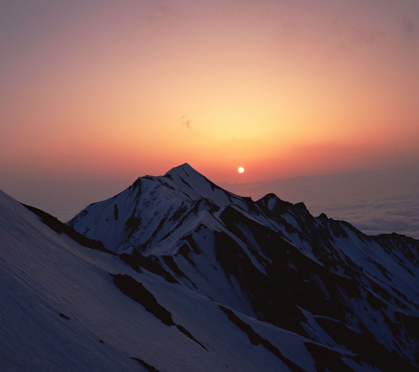 Montagne arafed avec un snowboarder dessus au coucher du soleil (lune, montagne, ciel)