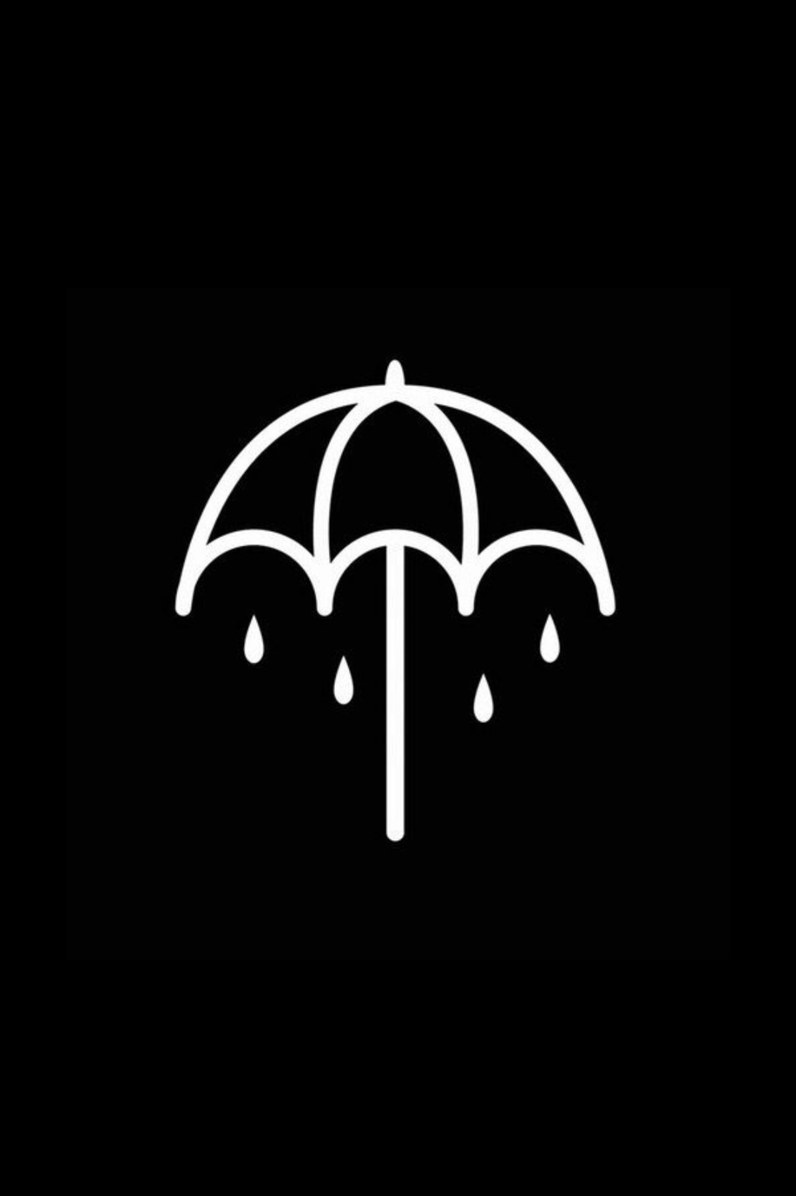 Gros plan d'un parapluie blanc avec des gouttes de pluie dessus (incroyable comme jamais, bmth)