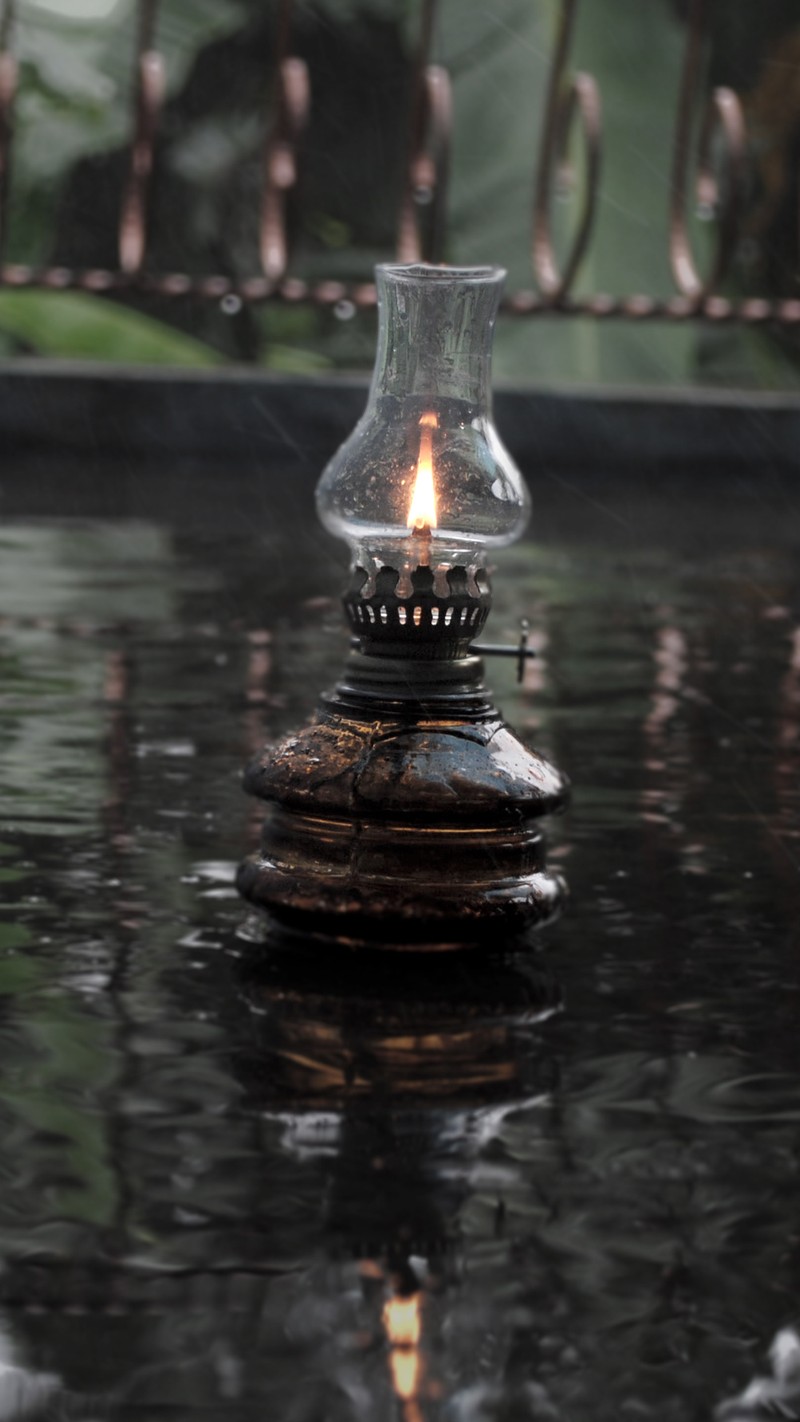 Маленькая стеклянная свеча, стоящая на камне (lampu, tempel)