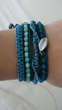 Pulseras de verano coloridas en tonos de azul