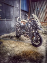 Motocicleta BMW GS estacionada en un entorno urbano