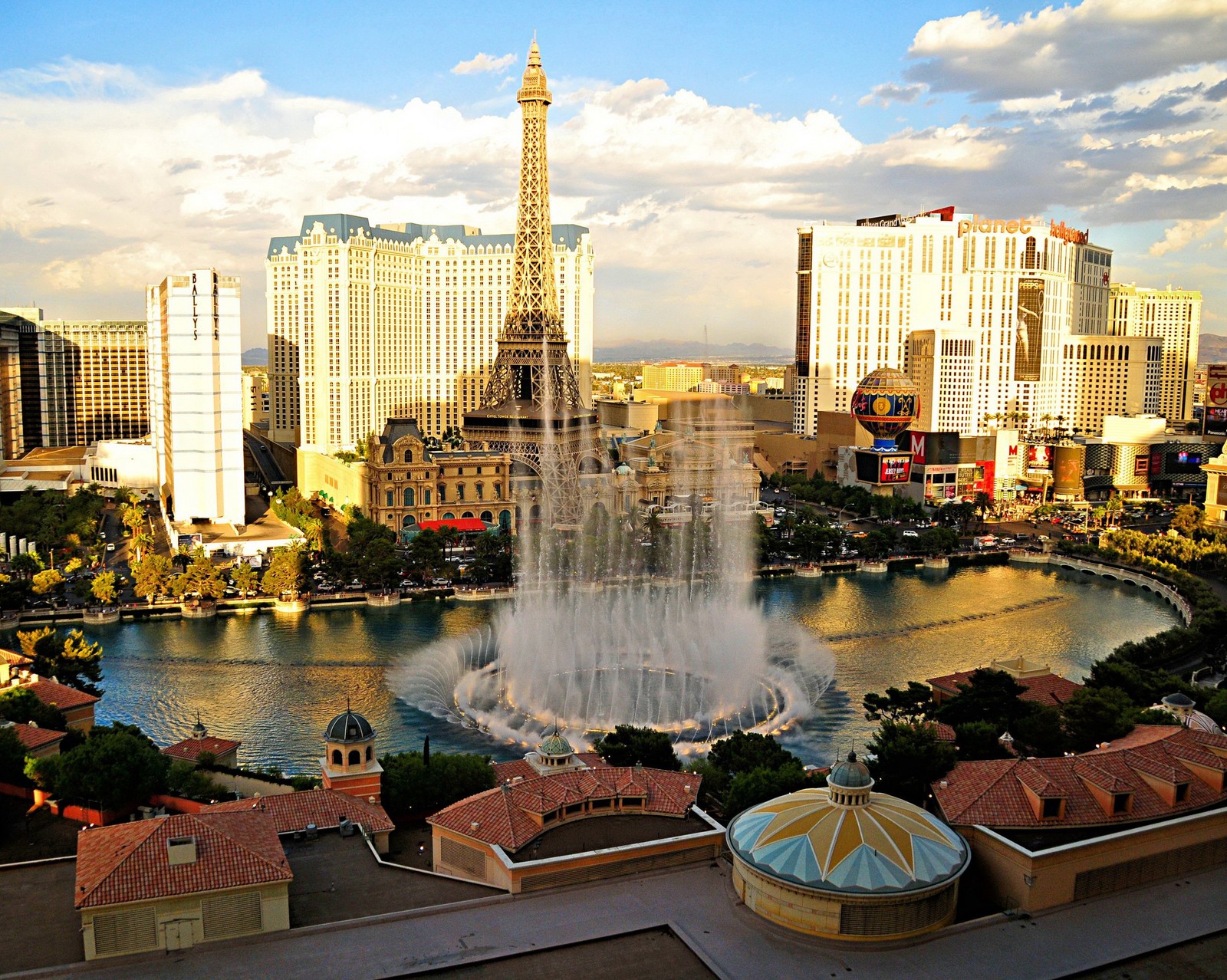 Ein schöner brunnen vor einer stadt mit einem brunnen in der mitte (amerika, frankreich, las vegas)