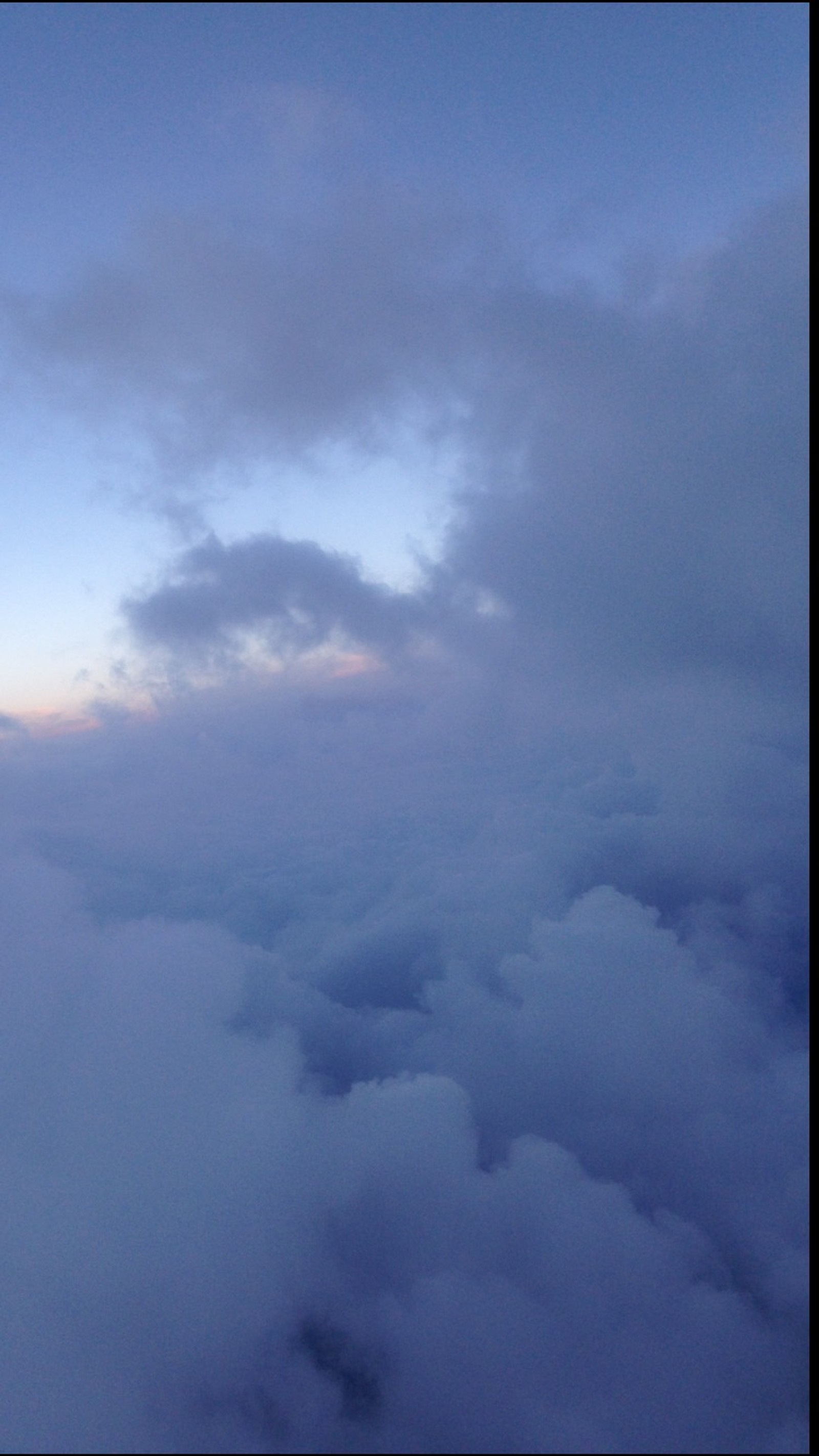 Vue arabe d'un avion volant à travers les nuages au crépuscule (albadr, nuage, nuages, génial, ciel)