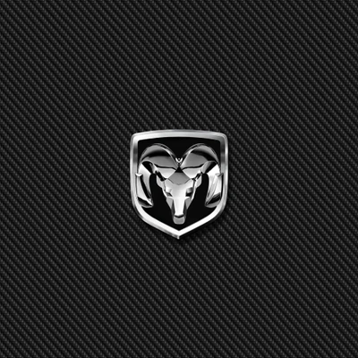 Logotipo da Dodge Ram em um fundo de fibra de carbono