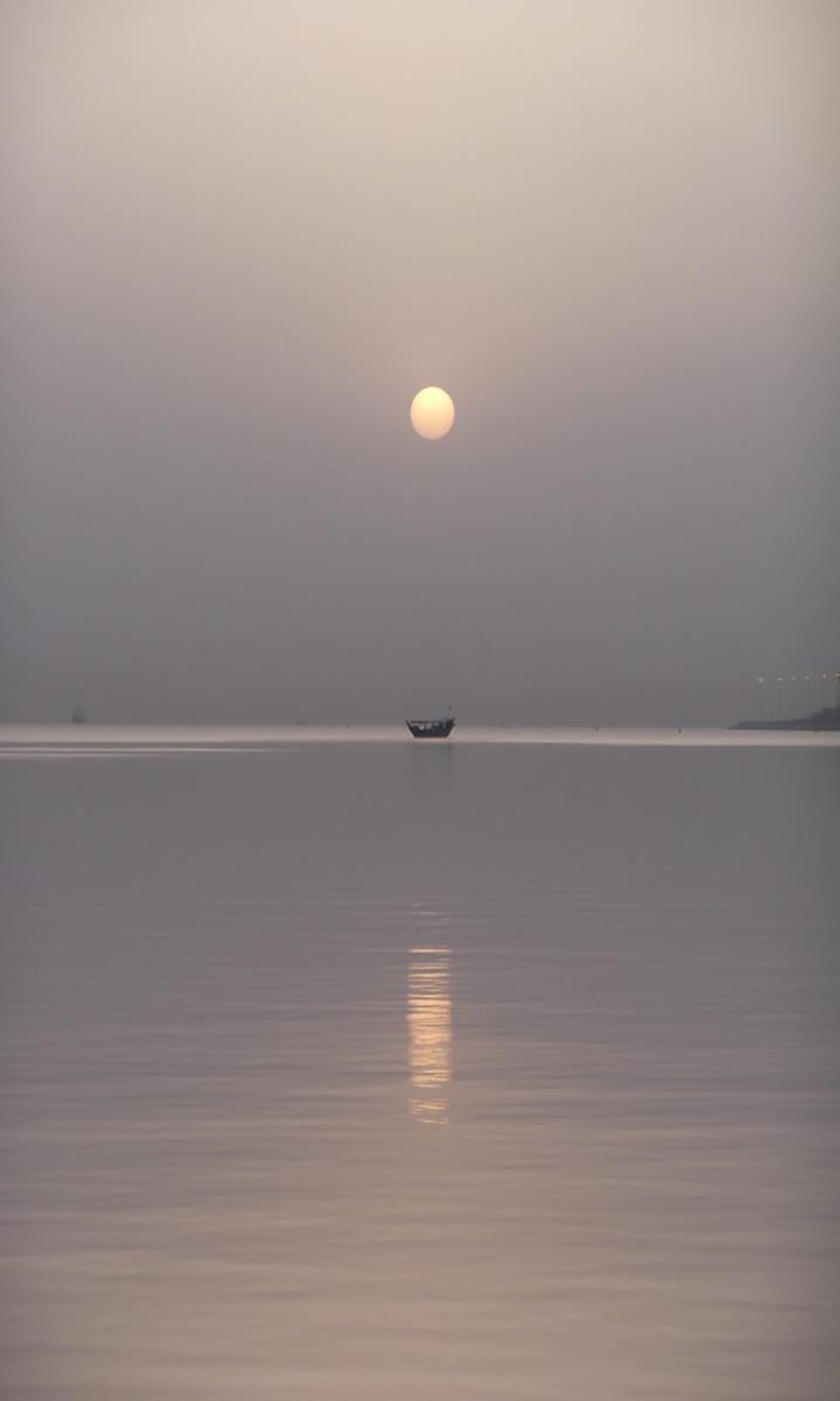 Arafed boat in the water with a sun setting in the background (nature, sunrise)