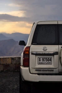 Nissan Patrol Cruiser em Dubai ao pôr do sol