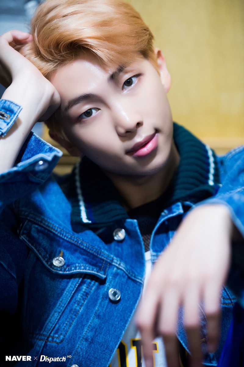 Un hombre árabe con una chaqueta de mezclilla y un reloj (kim namjoon)