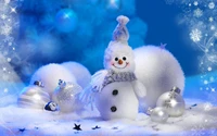 Bonhomme de neige fantaisiste entouré d'ornements de Noël argentés