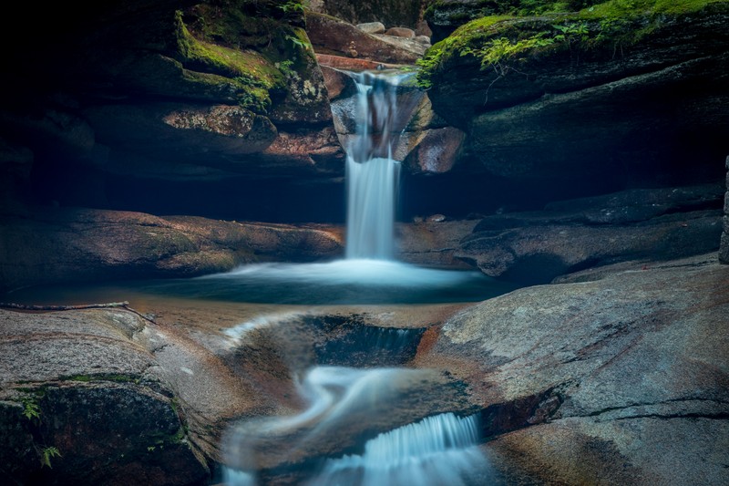 Крупный план водопада в скалистой местности с мхом (sabbaday falls, новый хэмпшир, водопад, белые горы, вечер)