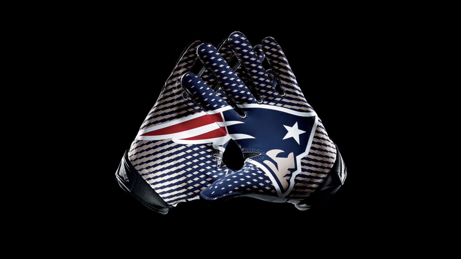 Un primer plano de un guante con una bandera en él (new england patriots, guantes, 8k, fondo negro, logotipo)